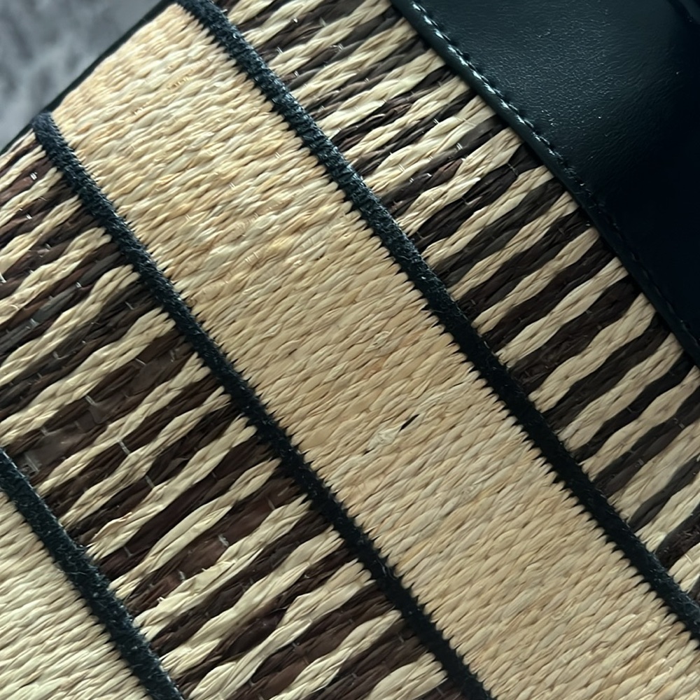 Le SAC Rattan-Woven Handbag - Picture 3 of 3